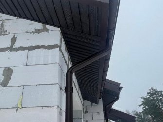 Подкарнизная система крыши-софиты с центральной перфорацией, водосточная система